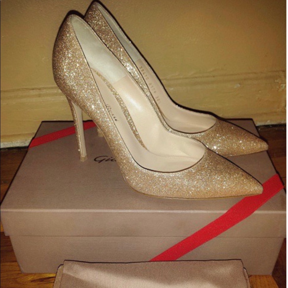 Gianvitto Rossi Gold Pumps